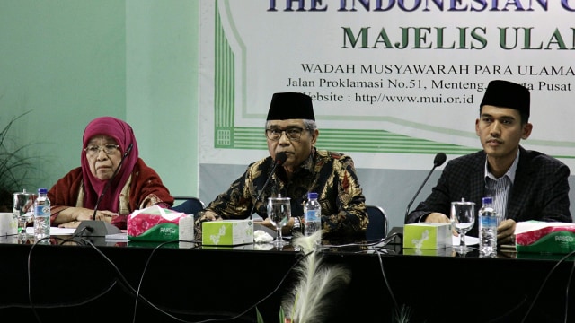 Ketua MUI yang membidangi fatwa Huzaemah (kiri), Ketua komisi fatwa MUI Indonesia Hasan Huesein Abdul Fatah (tengah) dan Sekretaris Komisi Fatwa MUI Asrorun Niam Sholeh (kanan). Foto: Helmi Afandi/kumparan