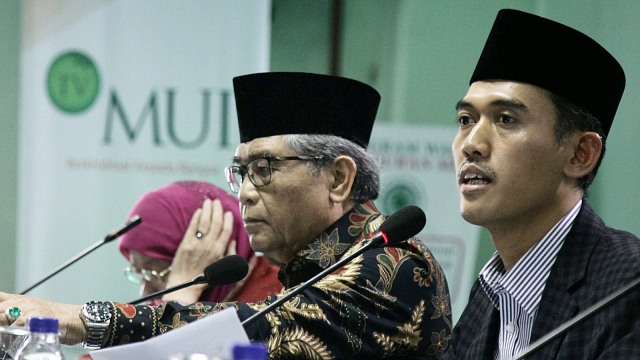 Ketua MUI yang membidangi fatwa Prof.Dr.Hj Huzaemah (kiri) Ketua komisi fatwa MUI Indonesia Hasan Huesein Abdul Fatah (tengah) dan Sekretaris Komisi Fatwa MUI Asrorun Niam Sholeh (kanan) ketika membuka FGD terkait isu keterkaitan game PUBG dengan peristiwa teror di Kantor MUI, Selasa (26/3). Foto: Helmi Afandi/kumparan