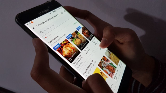 Order online makanan melalui aplikasi. Foto: lvt