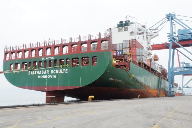 Kapal Peti Kemas MV Balthasar Schulter yang merupakan salah satu kapal terpanjang di dunia saat bersandar di Terminal Petikemas Pelabuhan Panjang, Selasa (26/3) | Foto : Obbie Fernando/Lampung Geh