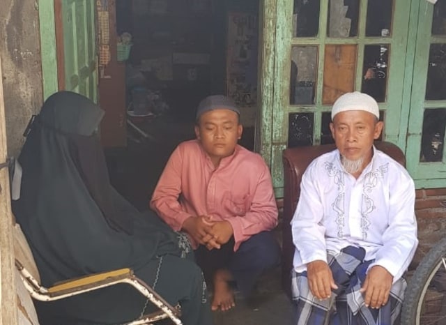 Foto keluarga dari FAF, pembuat order fiktif terhadap pengemudi ojek online, saat ditemui tim Bengawan News pada Selasa (26/3/2019). (Tara Wahyu N.V.)
