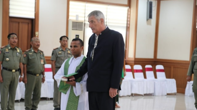 Marc Gabriel Pierre Emile Frot inaugurated as Indonesian citizen on March 26. (kanalbali/LSU)