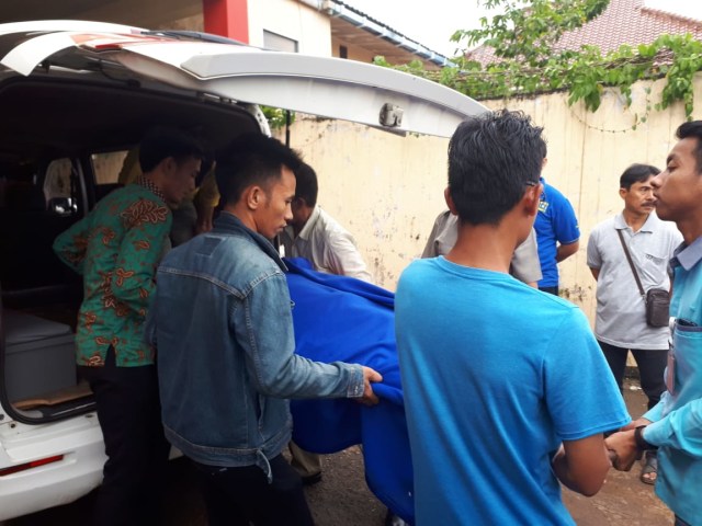 Jenazah korban saat tiba di RS Bhayangkara Palembang (Foto: Urban Id)