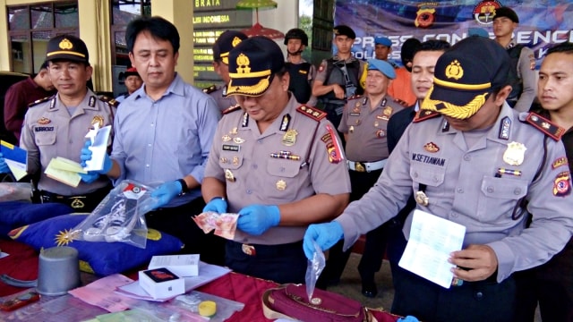 Polisi menunjukkan sejumlah barang bukti pada konferensi pers terkait pembunuhan yang dilakukan oleh mahasiswa di Polres Tasikmalaya. Foto: kumparan