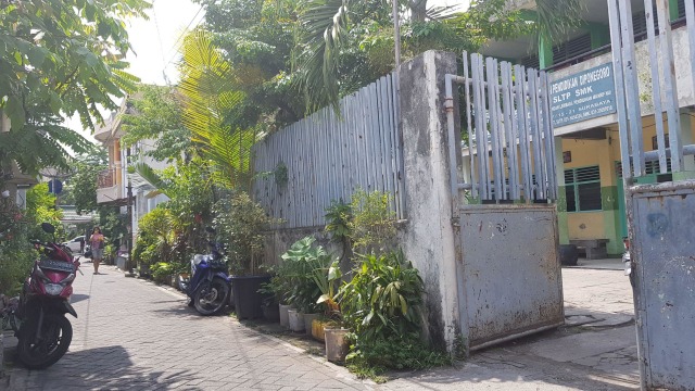 Beralamat di Kedung Sroko Gang 5 No. 15-21, inilah SMP Diponegoro yang berdiri sejak 1970. Foto: Windy Goestiana