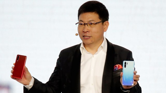 CEO Huawei Richard Yu memperkenalkan smartphone Huawei P30 Pro dan P30. Foto: Charles Platiau/Reuters
