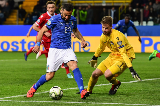 Duel Quagliarella vs Buechel. Foto: Miguel MEDINA / AFP