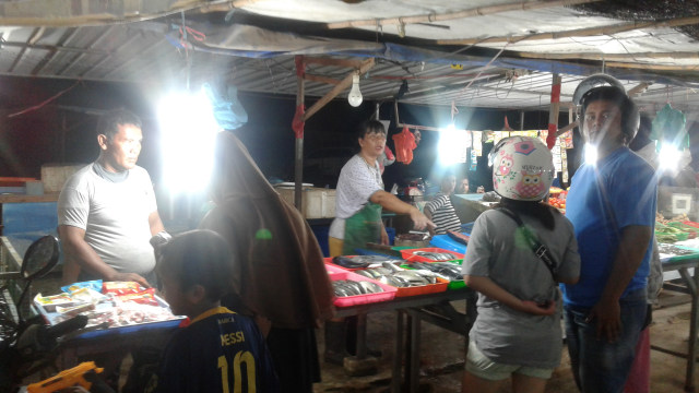 Suasana pasar pada malam hari