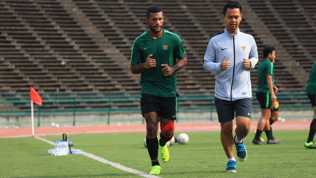 Asep Azis (kanan), fisioterapis Timnas U-23 Indonesia. Foto: Aditia Noviansyah/kumparan