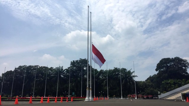 Bendera setengah tiang di halaman utama DPR, Jakarta, Selasa (27/3). Foto: Rafyq Panjaitan/kumparan