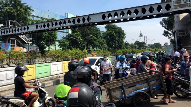 Kepadatan kendaraan dan pejalan kaki di kawasan JPO Pasar Minggu, Rabu (27/3). Foto: Muhammad Darisman/kumparan