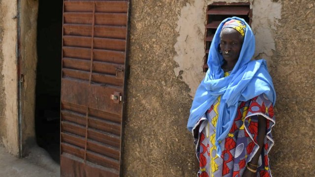 Seorang wanita suku Fulani berdiri di luar sebuah rumah usai penyerangan di Ogossagou, Mali. Foto: Malian Presidency/Handout via Reuters
