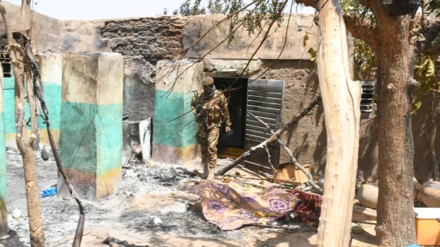 Seorang tentara berjalan di lokasi penyerangan yang dilakukan oleh orang-orang bersenjata di Ogossagou, Mali. Foto: Malian Presidency/Handout via Reuters