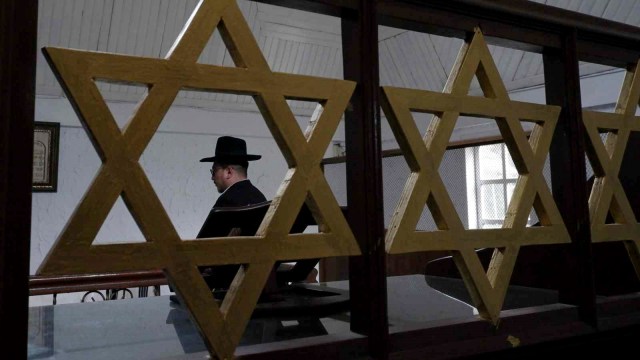 Seorang penganut Yahudi di Sinagoge, Tondano, Sulawesi Utara. Foto: AFP/RONNY ADOLOF BUOL