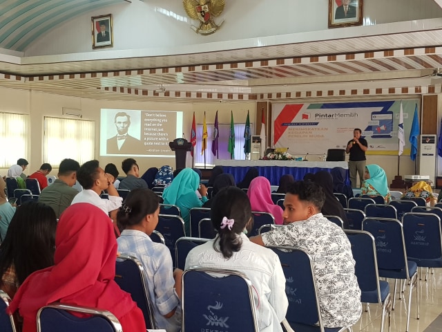 Aribowo Sasmito Direktur Tim Fact Checker MAFINDO sedang menyampaikan materinya (26/3). Dok Lentera Maluku.