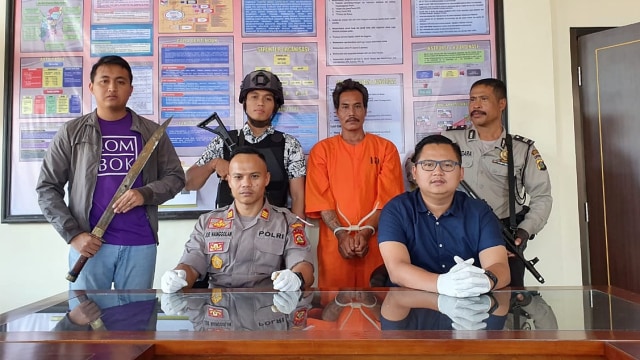 I Nyoman Tinggal (tengah) diamankan di Polsek Denpasar Barat, Bali, Rabu (27/3). Foto: Denita BR Matondang/kumparan