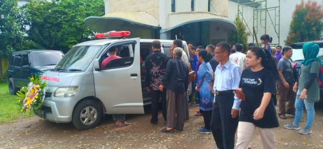 Jenazah korban saat dibawa menggunakan mobil untuk dibawa ke kampung halamanya di Nias (urban Id)