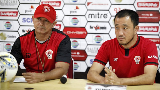Pelatih Kalteng Putra (kiri), Gomes de Olivera dan Yoo Hyun-goo (kanan) dalam sesi jumpa pers sebelum laga perempat final Piala Presiden 2019. Foto: Alan Kusuma/kumparan