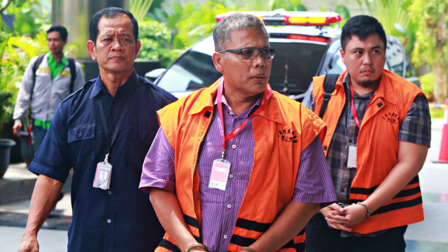 Tersangka Kepala Satuan Kerja SPAM Strategis/PPK SPAM Lampung Anggiat Partunggal Nahot Simaremare (tengah) bersiap menjalani pemeriksaan di Gedung KPK. Foto: Antara/Reno Esnir