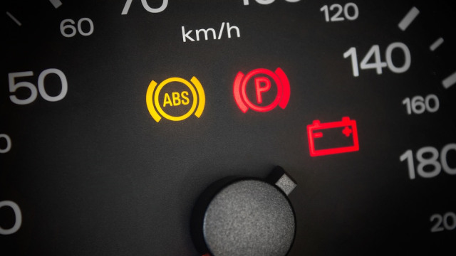 Indikator ABS yang menyala pada panel instrumen Foto: dok. Your Mechanic