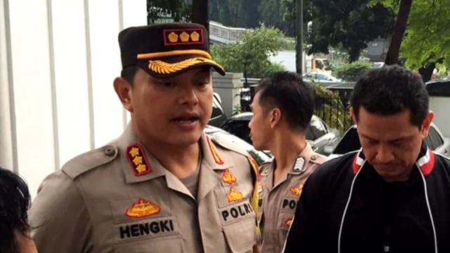 Kapolres Jakarta Barat, Kombespol Hengki Hariadi (kiri), di Pengadilan Negeri Jakarta Barat. Foto: Ricky Febrian/kumparan