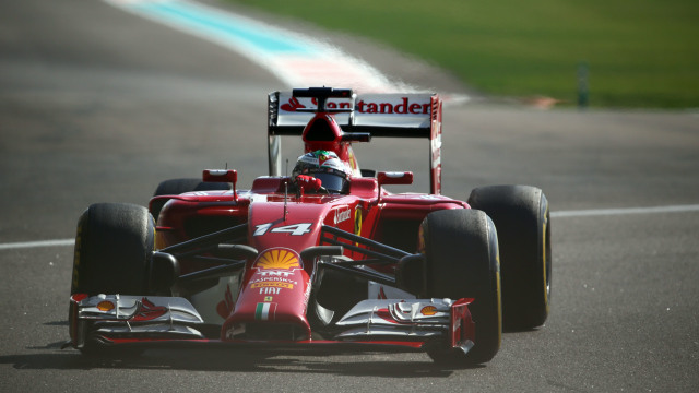 Fernando Alonso melaju bersama F14 T Ferrari di GP Abu Dhabi 2014. Foto: MARWAN NAAMANI/AFP