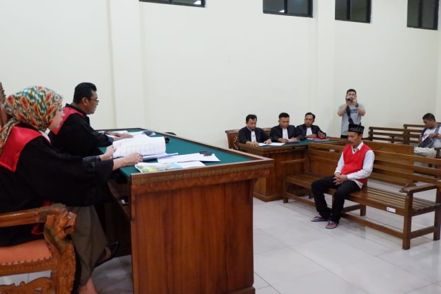 Pairan (41) saat menjalani sidang putusan selama 18 tahun penjara di Pengadilan Negeri Kelas IA Tanjungkarang, Bandar Lampung, Rabu (27/3) | Foto : Obbie Fernando/Lampung Geh