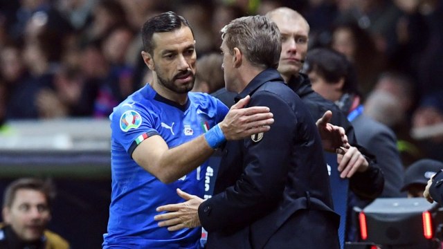 Fabio Quagliarella bersama pelatih Italia, Roberto Mancini. Foto: REUTERS/Jennifer Lorenzini
