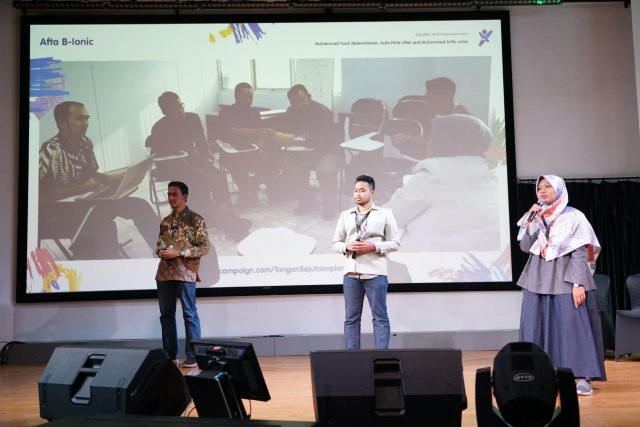 (kiri ke kanan) Yusuf, Arifin, dan Aulia saat mempresentasikan Afta B-Ionic di hadapan ratusan pengunjung di @america, Pacific Place, Sabtu (23/3/2019).