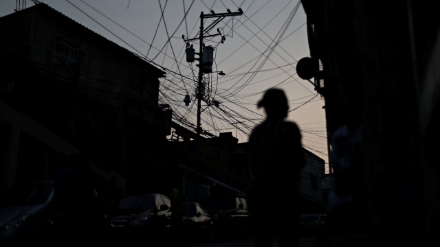 Ilustrasi listrik PLN padam. Foto: Reuters/Ivan Alvarado