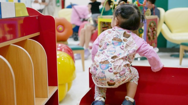 Ilustrasi balita memanjat. Foto: Shutterstock