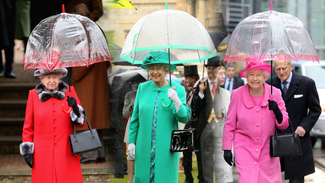 Ratu Elizabeth menggunakan payung yang sesuai dengan busananya. Foto: Getty Images