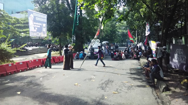 Pendukung Habib Bahar bin Smith saat menemani jalannya persidangan di halaman Pengadilan Negeri, Bandung. Foto: Rachmadi Rasyad/kumparan