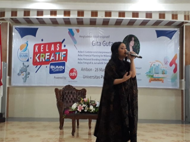 Gita Gutawa saat menyanyilakn beberapa lagunya di depan peserta Kelas Kreatif. (28/3). Dok Lentera Maluku