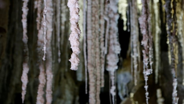 Stalaktit garam di dalam gua Malham gunung Sodom, Israel, Rabu, (27/3). Foto: REUTERS/Nir Elias