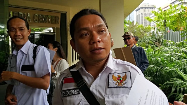 Sekjen GNR, Ucok Choir melaporkan calon Wakil Presiden nomor urut 02 Sandiaga Uno terkait lamaran Tiffani ke Bawaslu. Foto: Fadjar Hadi/kumparan