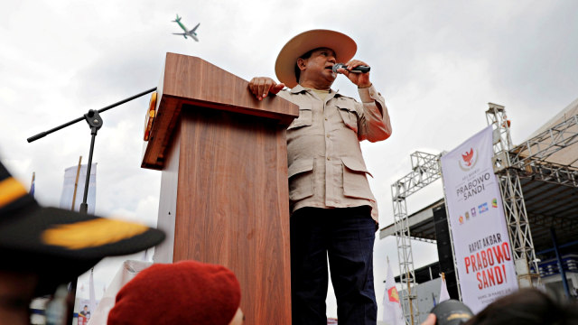 Calon Presiden nomor urut 02 Prabowo Subianto menyampaikan orasi politik pada acara Rapat Akbar Prabowo-Sandi di Stadion Sidolig, Bandung, Jawa Barat. Foto: Reuters/Willy Kurniawan