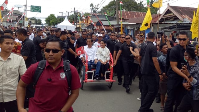 Capres 01, Jokowi bersama Ibu Iriana Joko Widodo menggunakan becak saat berkampanye di Mamuju, Sulawesi Barat, Kamis (28/3). Foto: Kevin Kurnianto/kumparan
