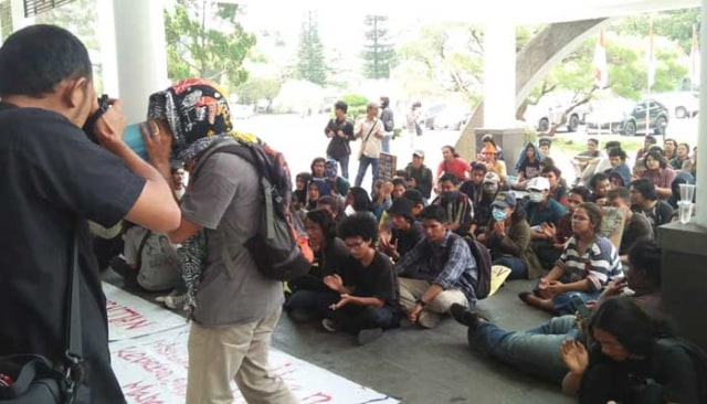 Mahasiswa menggelar unjuk rasa di depan gedung rektorat USU, Kamis (28/3/2019). Dalam aksinya, mereka mengecam sikap Rektorat USU yang melakukan tindakan pencabutan SK para pengurus Suara USU. SumutNews.com