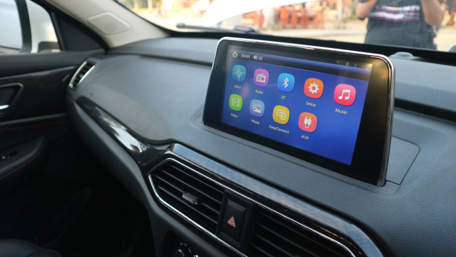 Head unit Glory 560 yang bergaya floating. Foto: Ghulam Muhammad Nayazri / kumparanOTO