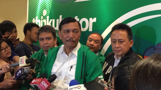 Presiden Grab Indonesia Ridzki Kramadibrata, Menko Maritim Luhut Binsar Pandjaitan, dan Kepala Bekraf Triawan Munaf. Foto: Astrid Rahadiani Putri/kumparan