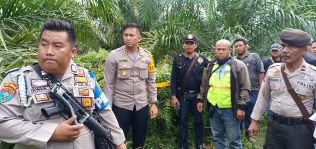 Petugas kepolisian saat melakukan olah TKP (istimewa)