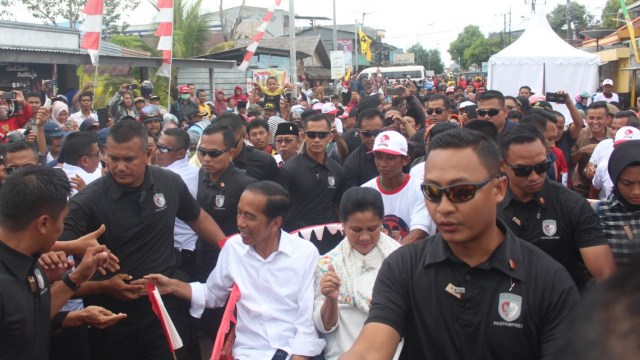 Joko Widodo dan Iriana, diarak dengan becak saat melakukan kampanye di Mamuju, Sulawesi Barat. Foto: Anhar