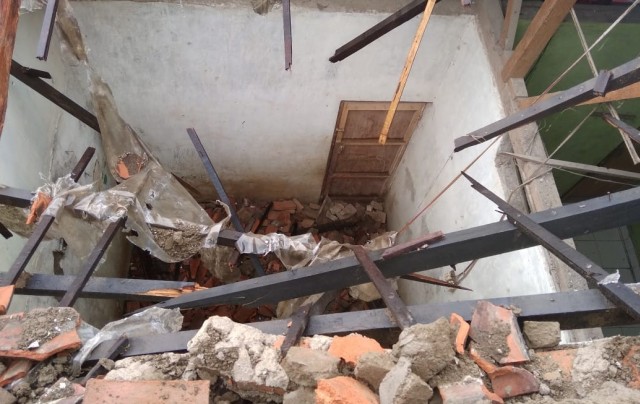 Atap rumah di Kelurahan Panggung, Kota Tegal roboh setelah diguyur hujan disertai angin kencang, Kamis (28/3). (Foto: Heru Sukoco)