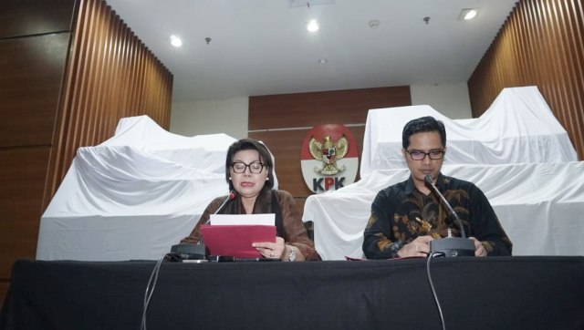 Wakil Ketua KPK Basaria Panjaitan (kiri) dan Humas KPK, Febri Diansyah memberikan konferensi pers terkait dugaan suap pengiriman pupuk via kapal di Gedung KPK, Jakarta, Kamis, (28/3). Foto: Jamal Ramadhan/kumparan