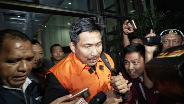 Tersangka kasus suap pupuk, Bowo Sidik Pangarso usai diperiksa di Gedung KPK, Jakarta, Kamis (28/3). Foto: Jamal Ramadhan/kumparan