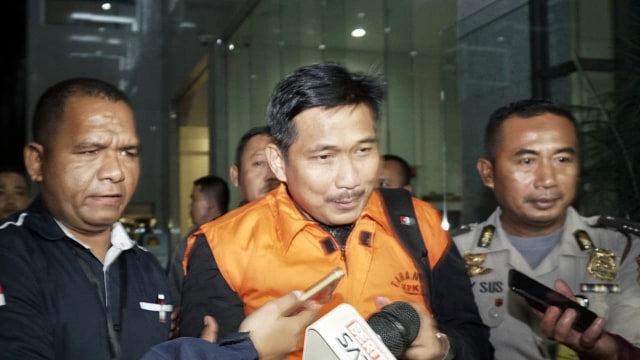 Tersangka kasus suap pupuk, Bowo Sidik Pangarso usai diperiksa di Gedung KPK, Jakarta, Kamis (28/3). Foto: Jamal Ramadhan/kumparan