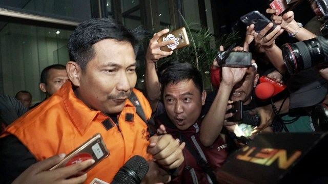 Tersangka kasus suap pupuk, Bowo Sidik Pangarso usai diperiksa di Gedung KPK, Jakarta, Kamis (28/3). Foto: Jamal Ramadhan/kumparan