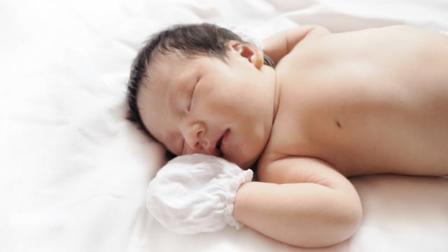 Ilustrasi bayi memakai sarung tangan Foto: Shutterstock