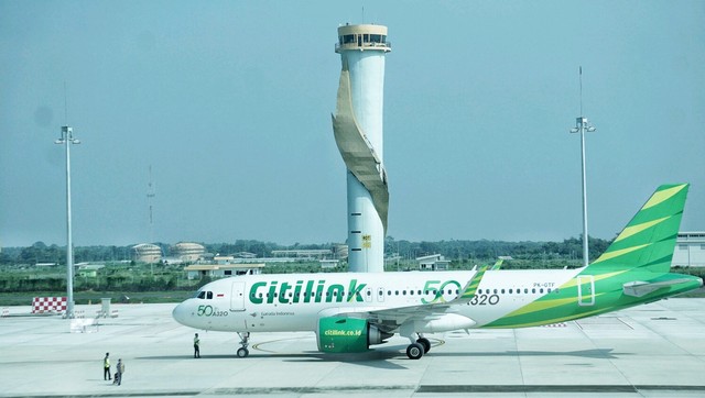Sebuah pesawat berada di lintasan Bandara Internasional Jawa Barat di Kertajati, Majalengka, Jawa Barat. Foto: Helmi Afandi Abdullah/kumparan
